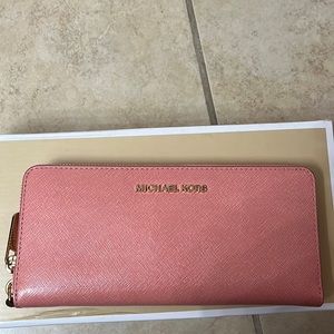 New with tags Michael kors jet set travel peach leather wallet